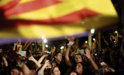 Tausende Katalanen protestierten mit der Regionalflagge vor dem Obersten Gericht Spaniens in Barcelona. (Bild: Manu Fernandez/AP (21. September 2017))