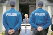 Justiz- und Sicherheitsdirektor Paul Winiker bei der Vereidigung von Polizisten im Innenhof des Chorherrenstifts St. Michael in Beromünster. (Bild: Pius Amrein (24. September 2015))
