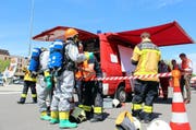 Die Chemiewehr bereitet ihren Einsatz vor. (Bild: Zuger Polizei)