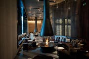 Ein Blick in die Lobby des Luxushotels Chedi in Andermatt. (Bild: Pius Amein / Neue LZ)