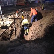 Spezialisten der Wasserwerke Zug AG und der Stocker Tiefbau AG beheben die Folgen des Wasserrohrbruchs. (Bild: PD (Zug, 29. Oktober 2016))