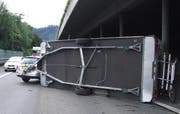 Der Wohnwagen ist umgekippt ––– verletzt wurde niemand. (Bild Kapo Nidwalden)