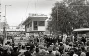 Zum Auftakt der 2+4-Verhandlungen wird am 23. Juni 1990 in Berlin der alliierte Grenzkontrollpunkt Checkpoint Charlie abgerissen. (Bild: Getty)