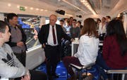 Emmer Sekundarklasse gewinnt den ersten Preis in einem schweizweiten Filmwettbewerb. Bundesrat Johann Schneider-Amman begleitete die Klasse am 20.11.2017 auf ihrem Weg nach Zürich im VIP-Zug. (Bild: Heinz Schürmann)