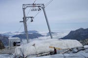 Der Rotegglift im Sommer: Mit Fliess werden die Eissockel gedämmt. Das Eis rundherum schwindet dennoch. (Bild: pd)