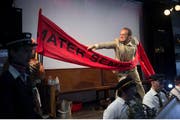 Szene aus Michel Roths Oper nach Hermann Burger: Robert Koller in der Rolle des von «Unterleibsmigräne» geplagten Dr. Wolfram Schöllkopf. (Bild: Lucerne Festival/Priska Ketterer)