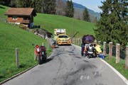 Mehrere Personen betreuen den verletzten Motorradfahrer. (Bild: PD)