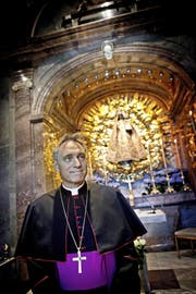 Erzbischof Georg Gänswein, fotografiert vor der Schwarzen Madonna in der Gnadenkapelle des Klosters Einsiedeln. (Bild Pius Amrein)