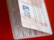Ein Organspendeausweis zeigt auf, dass der Träger oder die Trägerin bereit ist, seine Organe nach dem Tod zu spenden. (Archivbild) (Bild: KEYSTONE/GAETAN BALLY)