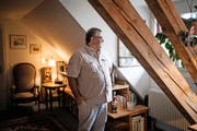 Profitiert vom klosternahen Wohnen: Thomas Schubiger (54) in seinem Studio. (Bild: Manuela Jans-Koch, Luzern, 11. November 2016)