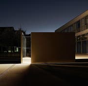 ... oder Nacht – Daniela Schönbächlers «Reflektorium» auf dem Schulhausplatz in Oberägeri entfaltet wechselnde Wirkungen auf den Betrachter. Bilder: PD (Bild PD)