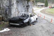 Das ausgebrannte Fahrzeug an der Sonnenbergstrasse. (Bild: Kantonspolizei Schwyz)