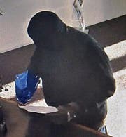 Der Täter hat das Geld in einen blauen Plastiksack gesteckt. (Bild: Luzerner Polizei (Meggen, 29. Dezember 2017))