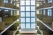 Die Zentral- und Hochschulbibliothek bereitet sich auf die Sanierung und den damit verbundenen Umzug vor. Auf den Bildern zu sehen sind der Bibliothekseingang (oben), das bereits leere Magazin (links) sowie der Lesesaal (rechts). (Bild: Nadia Schärli (Luzerm, 16. November 2017))