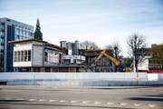 Das ehemalige Personalhaus von Schindler wird abgerissen. Bild: Manuela Jans-Koch (Ebikon, 17. November 2016)