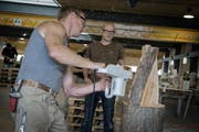 Rochus Lussi wie er Peter Bucher beim erschaffen einer Skulptur beobachtet. (Archiv) (Bild: Pius Amrein / Neue LZ)