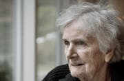 Nelly Hunziker (88) durfte am Donnerstag wieder in ihre Wohnung. (Bild: Pius Amrein / Neue LZ)