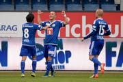 Luzerns Samed Yesil feiert mit seinen Teamkollegen das 1:0. (Bild: Keystone / Urs Flüeler)
