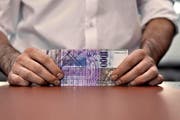 Lohngespräche für das kommende Jahr gelten für die Chefetage und auch für die Mitarbeiter gleichermassen als unbequem. (Bild: Keystone/Martin Ruetschi)