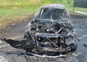 Das ausgebrannte Auto auf der A2. (Bild: Luzerner Polizei (Neuenkirch, 22. Juni 2017))