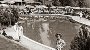 Blick auf das nierenförmige Bürgenstock-Freibad während einer Modeschau in den 1960er-Jahren. (Bild: Privatalbum Fred Hausheer)