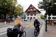Dorfstrasse in Baar mit Blick auf das Rathaus.