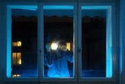 Gestellte Szene eines Einbruchs bei Dunkelheit. (Bild: Keystone)