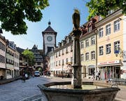 Freiburgs Altstadt ist voller malerischer Winkel. Vom Schwabentor aus führt ein Fussweg zum nahe gelegenen Schlossberg hinauf, von wo aus man einen herrlichen Blick auf die Stadt geniesst.
