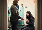 Eine schwierige Beziehung: Simon Amstad (Antoine Monot) und seine traumatisierte Frau (Sarah Hostettler). (Bild: PD/SRF/Daniel Winkler)