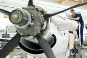 Ein Mechaniker der Pilatus Flugzeugwerke arbeitet an einer PC-12. (Bild: Boris Bürgisser (Stans, 5.4.2016))