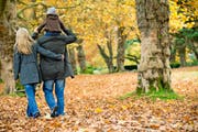 Herbstspaziergänge am Sonntagnachmittag meidet die kinderlose Singlefrau Sarah. Um sich den Anblick glücklicher Familien zu ersparen. (Bild: Getty)