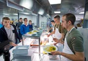 Für einmal gibt das Militär in der GIBZ-Kantine Essen an die Lehrlinge aus. (Bild Stefan Kaiser)