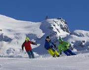 Skifahrer ziehen am Titlis ihre Kurven. (Archivbild PD)
