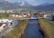 Die Visualisierung zeigt die Linienführung und Gestaltung der geplanten Muotabrücke West in Ibach auf. (Bild: PD)