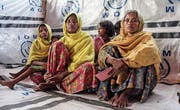 Ist mit ihren acht Kindern zu Fuss nach Bangladesch geflohen: Hussaina (rechts) mit Familie.