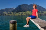 Kerstin Warnke, die leitende Ärztin der Schweizer Olympiadelegation, geniesst in dieser Woche den Sommer in Ennetbürgen – morgen fliegt sie ab in den Winter von Brasilien. (Bild: Philipp Schmidli / Neue LZ)