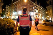 Diese Polizisten tragen bereits eine Waffe: eine Patrouille unterwegs in Luzern. Bild: Dominik Wunderli (26. September 2014)