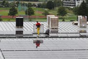 Auf der Bossard Arena in Zug werden Solarpanels installiert. (Bild: Archiv Neue ZZ)