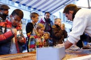 Die Kinder sind begeistert. (Bild: Werner Schelbert (Zug, 4. November 2017))