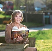 Präsentiert ihr mittlerweile sechstes Buch: Monika Dettwiler. (Bild: Maria Schmid (Rotkreuz, 29. März 2017))