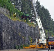 Der Traktor musste unter schwierigen Umständen (zum Teil bei starkem Regen) geborgen werden. (Bild: Robert Hess/Neue OZ)