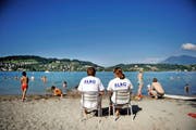 Zwei Retter der SLRG beobachten die Badegäste auf der Ufschötti in Luzern. Auch hier kamen schon Asylbewerber ums Leben. (Bild Pius Amrein)