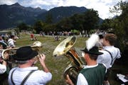 Die Kapelle Josef Menzl bei ihrem Auftritt am Klangspaziergang im Rahmen des Musikfestivals Alpentöne 2011. (Bild: Urs Hanhart / Neue UZ)