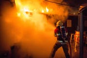Beim Eintreffen der Einsatzkräfte stand die Dachkonstruktion des Gebäudes bereits in Vollbrand. (Bild: Dani Hegglin/FFZ)