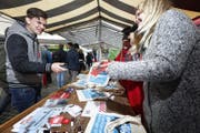 An diversen Infoständen wird Material verteilt. (Bild: Stefan Kaiser (Zug, 1. Mai 2017))