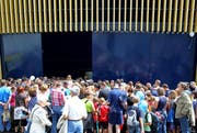 Warteschlange vor dem Stadion - hier aber während der Autogrammstunde der FCL Spieler. (Bild: Archiv/Neue LZ)