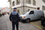Der Angeklagte wird zum Gericht gebracht. (Archivbild Urs Hanhart / Neue UZ)