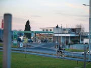 Die Liegenschaft der ehemaligen Garage Zimmermann AG in Hagendorn hat einen neuen Besitzer. (Bild: Stefan Kaiser (12. Dezember 2016))