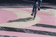 Vorsicht: Bei Nässe Rutschgefahr! Eine Velofahrerin unterwegs auf der neuen Strassenbemalung beim Luzerner Theaterplatz. (Bild: Pius Amrein (3. Oktober 2017, Luzern))