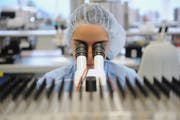 Mitarbeiter von Maxon Motor müssen Sonderschichten einlegen, um derNachfrage zu begegnen. (Bild Boris Bürgisser/ LZ)